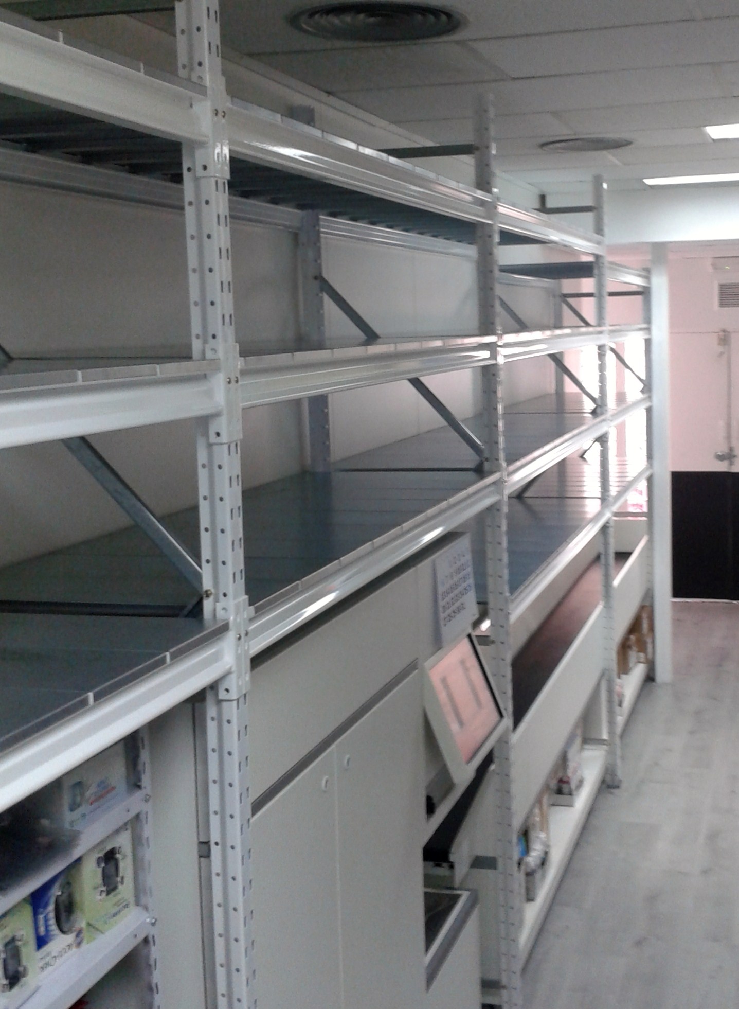 estanteria metalica de media carga pintada en blanco